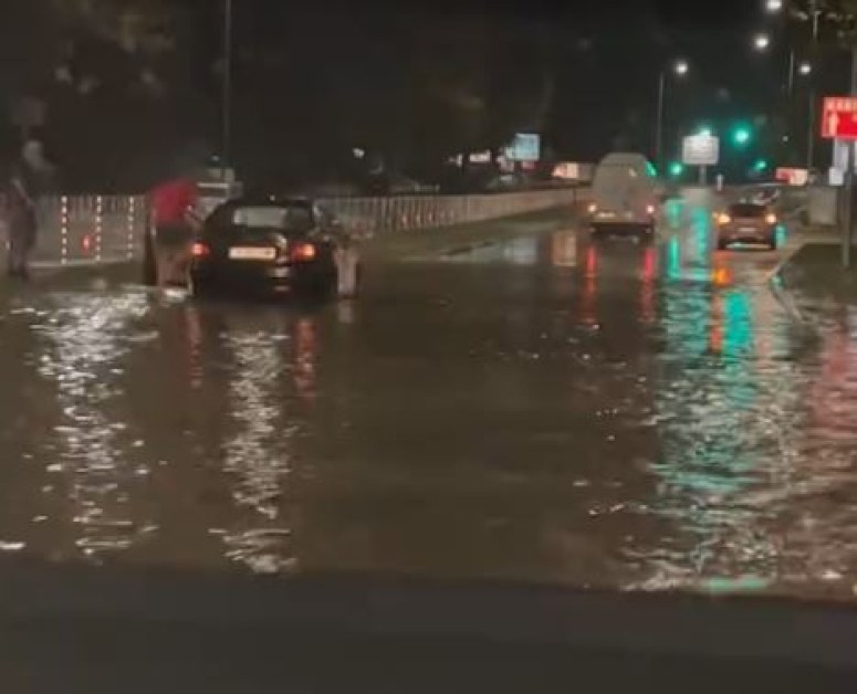 Силна буря удари Варна, улици се оказаха под вода ВИДЕО+СНИМКИ