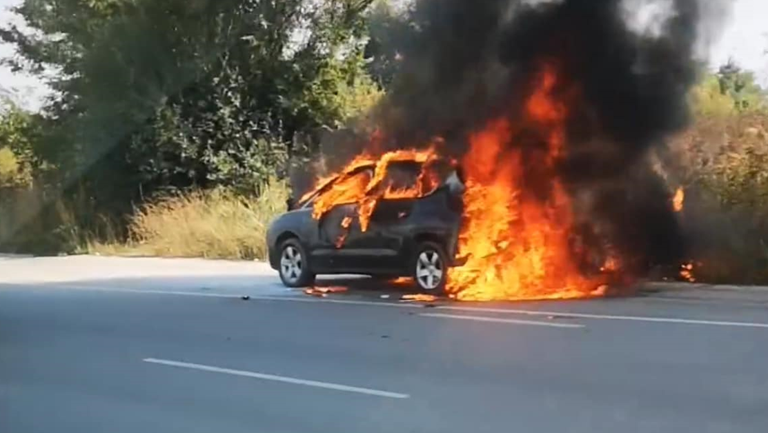 Кола лумна в пламъци край Локорско СНИМКА