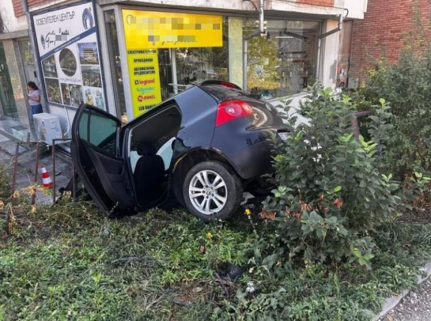 Кола влетя върху стълби в Търново СНИМКИ