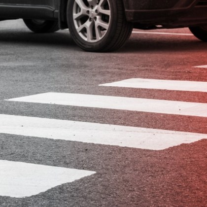 Блъснаха 52-годишна, пресичаща на пешеходна пътека в наш град