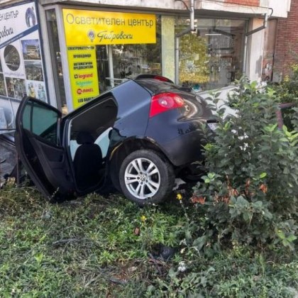 Водач на лек автомобил катастрофира във Велико Търново Колата е