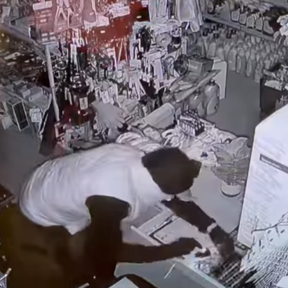 Камери за видеонаблюдение са заснели как мъж извършва обир в магазин