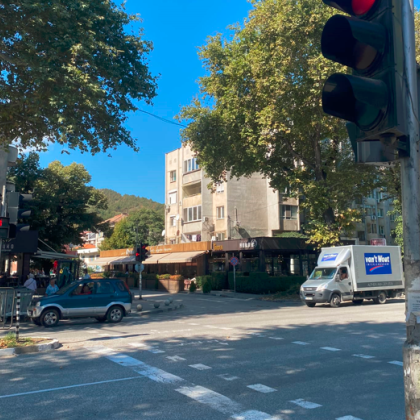 Светофар на бул България в Асеновград кара местни да бягат