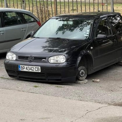 Автомобил Фолксваген голф остана без гуми и джанти в София
