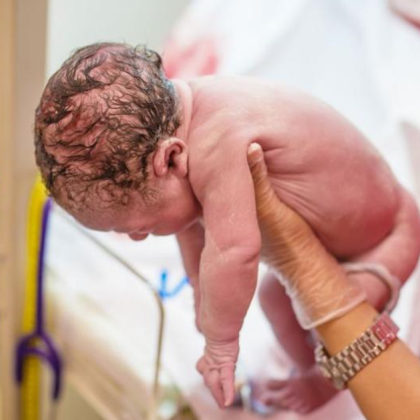 Спасиха новородено бебе изхвърлено в контейнер в дуловското село Водно