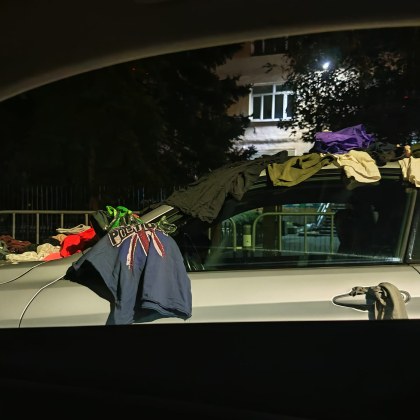 Лек автомобил изуми столичани Цялата кола е застлана с дрехи