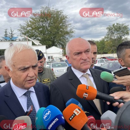 Служебният премиер Димитър Главчев министърът на отбраната Атанас Запрянов и