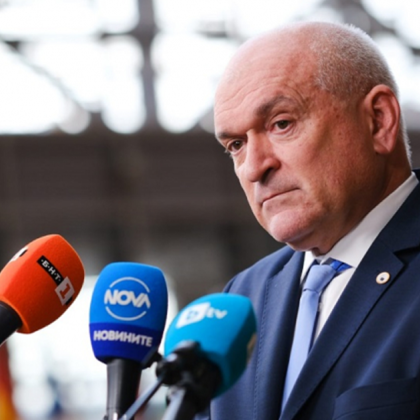 Премиерът Димитър Главчев пътува към авиобаза Граф Игнатиево във връзка