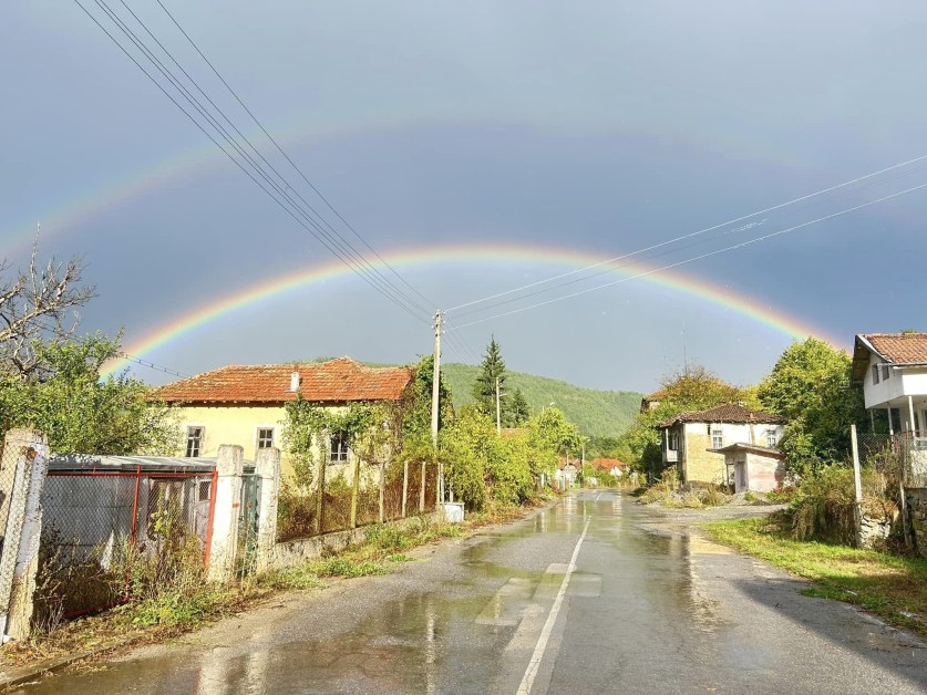 Двойна дъга зарадва столичани СНИМКИ