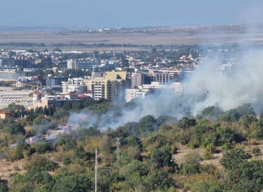 Пожар гори в Свети Влас