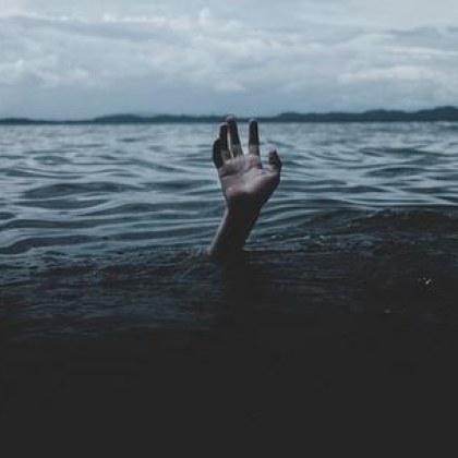 Най малко 40 души са се удавили при инцидент с лодка