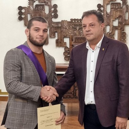 Олимпийският шампион от Париж по свободна борба в категорията до