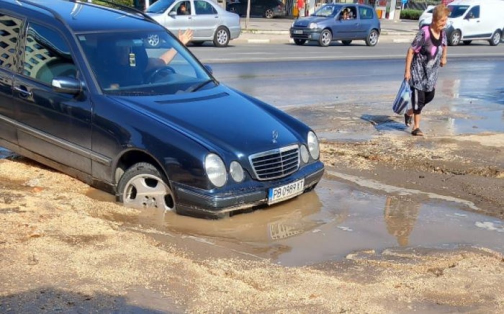 Кола пропадна в дупка СНИМКИ