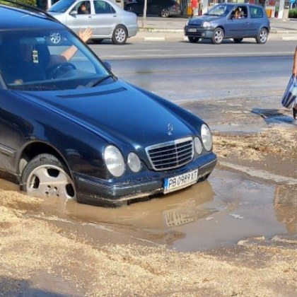 Кола пропадна в дупка в Пловдив   Мерцедес се е озовал в