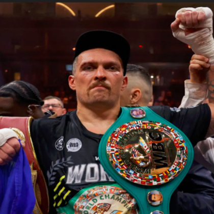 Боксьорът Олександър Усик е бил задържан на летището в Краков