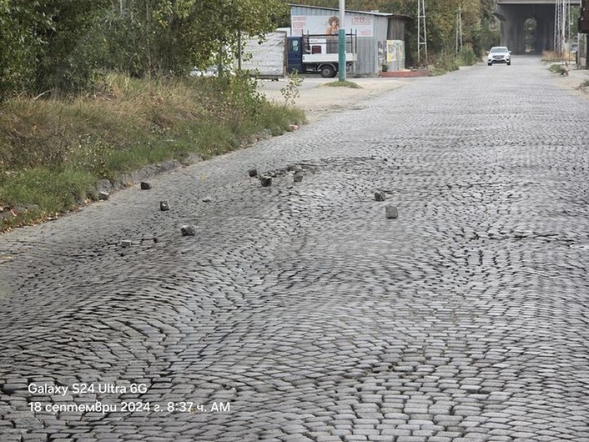 Шофьори, внимавайте! Павирана улица в Пловдив се разпада СНИМКИ