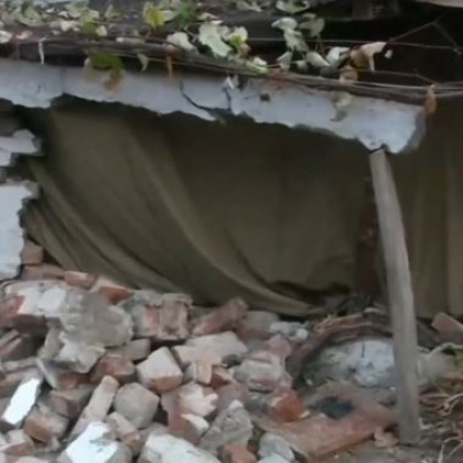 20-годишна шофьорка се вряза в къща, бутна стената на кухнята ВИДЕО