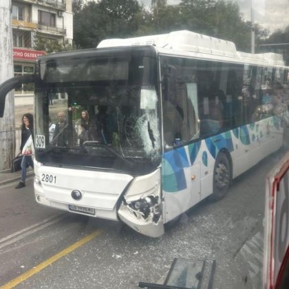 Камион блъсна автобус в София, има щети СНИМКИ