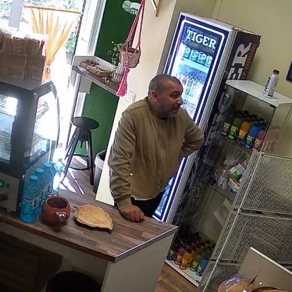 Мъж открадна пари от заведение в София. Познавате ли го? СНИМКИ