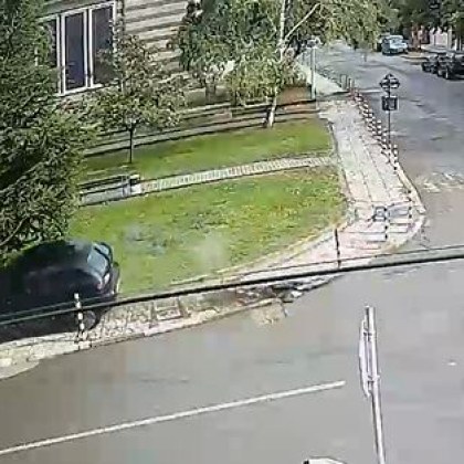Дрогиран мъж с крадена кола едва не помете хора на тротоар