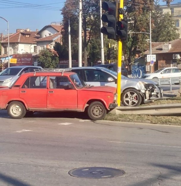 Лада и Ауди се блъснаха в София СНИМКА