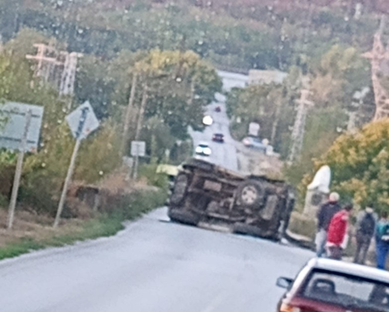 Камион се преобърна край Горна Оряховица СНИМКИ