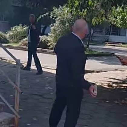 Инцидент в София: Мъж нападна зам.-директор в двора на училище* ВИДЕО