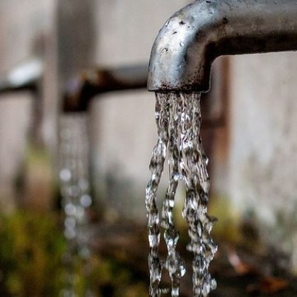 Вода с мирис на нефт потече от чешми