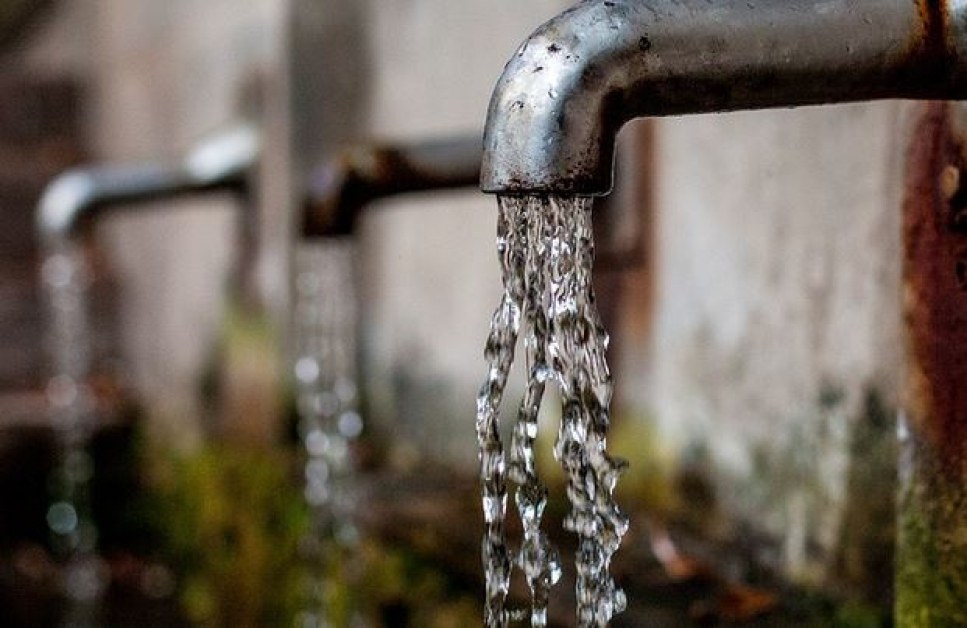 Вода с мирис на нефт потече от чешми