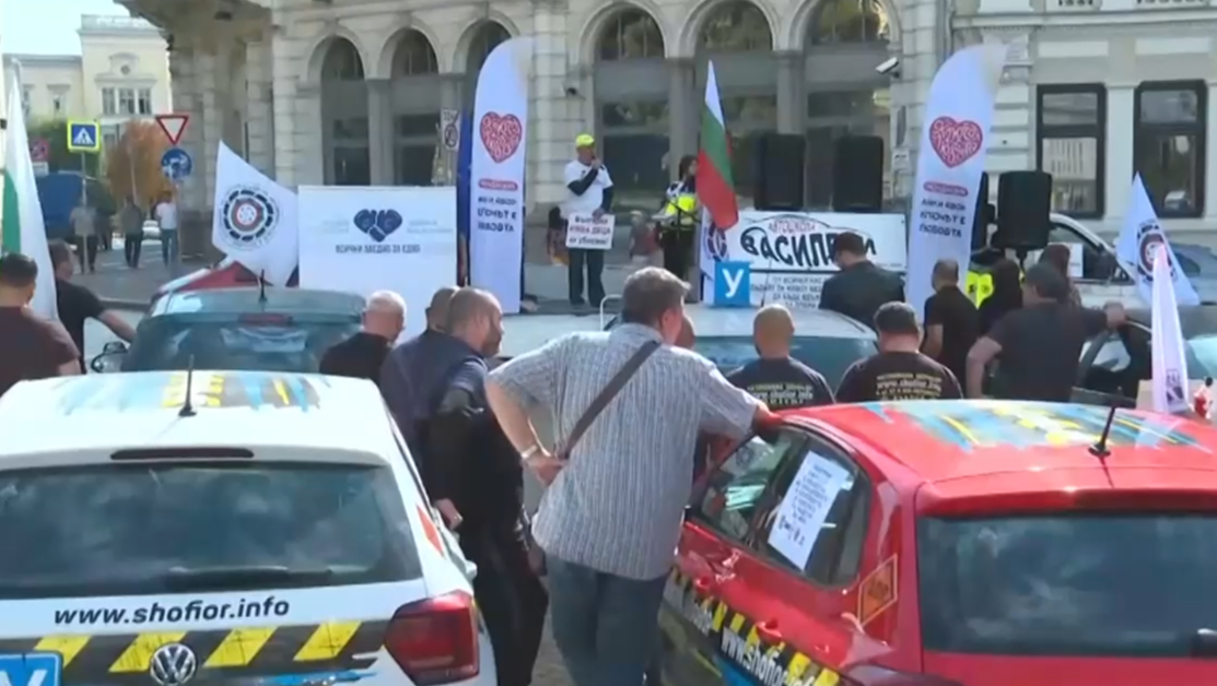 Автоинструктори окупираха жълтите павета в София