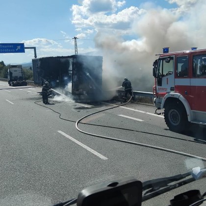Тежък инцидент затруднява движението в част от АМ Струма в