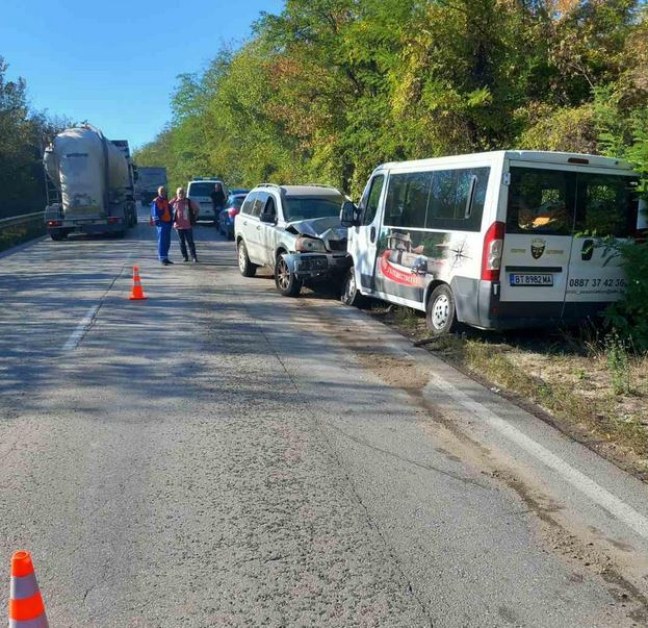 Кола и бус се сблъснаха в Хаинбоаз, ранени са 7 души СНИМКИ