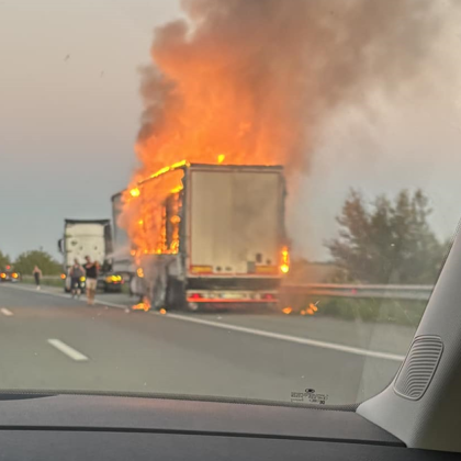 Камион се е запалил на автомагистрала Тракия съобщават очевидци в социалната