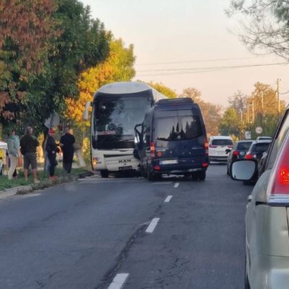 Катастрофа между рейс и микробус е станала тази сутрин до