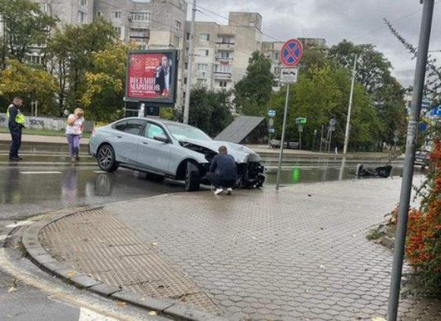 Серия от катастрофи в София - лъскава машина е потрошена СНИМКИ