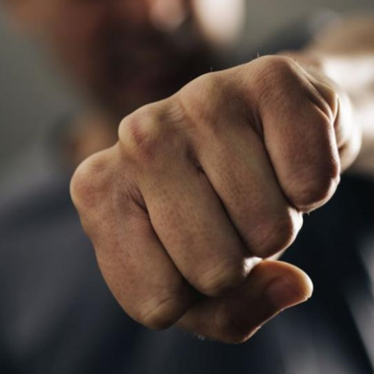 Психично болен 27 годишен мъж от Нидерландия нападна без причина жена