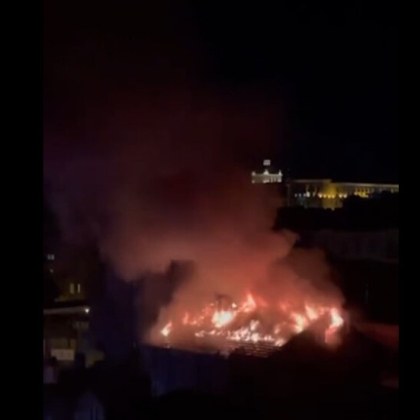 Голям пожар избухна в триетажна къща центъра на София близо