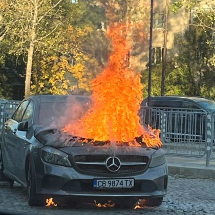 Кола гори в този момент в София Возилото с марка