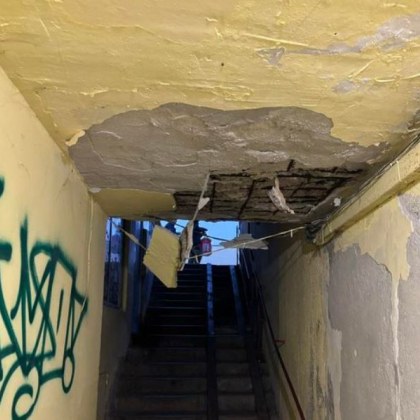 Висящи парчета и оголена арматура: пешеходци пресичат през кошмарен подлез СНИМКИ
