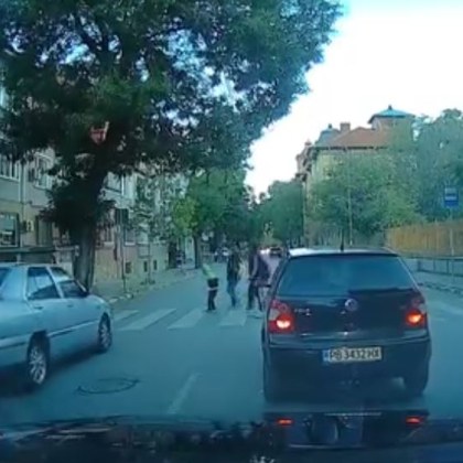 Шофьор замалко да блъсне пешеходци рано тази сутрин в Асеновград