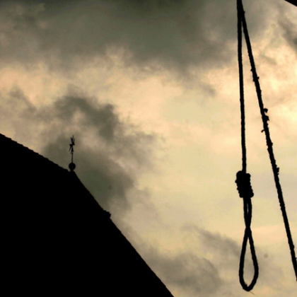 45 годишен военен е бил намерен обесен в гаража си в