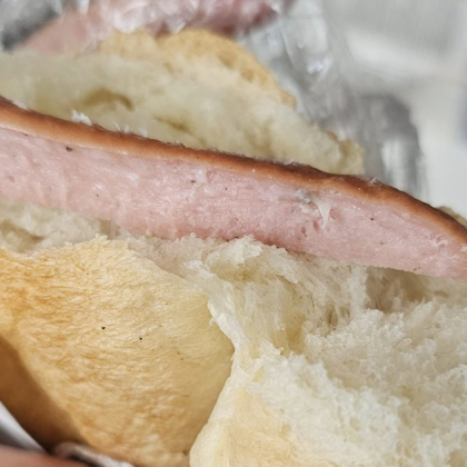 Майка изрази недоволството си от качеството на закуската която синът