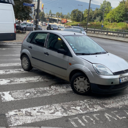 Рядко срещано нарушение при паркиране на пешеходна пътека в София