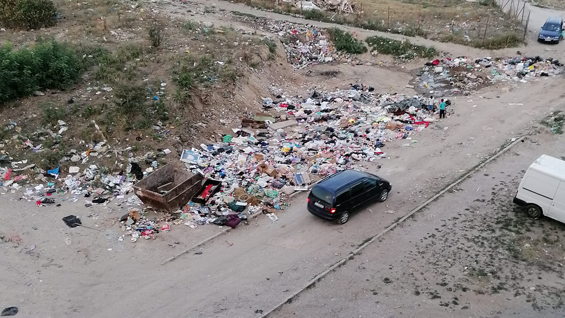 Нерегламентирано сметище се появи до жилищен блок във Варна СНИМКА