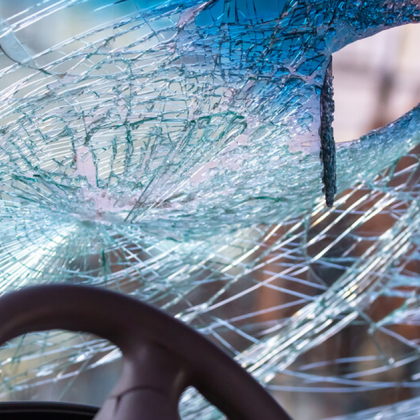 Жена пострада при челен сблъсък между кола и автобус в