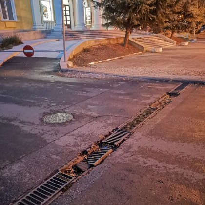 Решетката на отводнителна решетка на път притесни асеновградчани Металните елементи