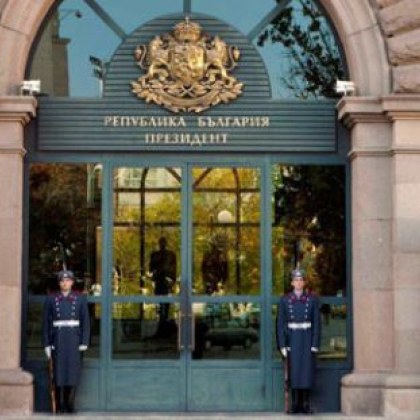 Двама чужденци са счупили бариерата на президентството след като са