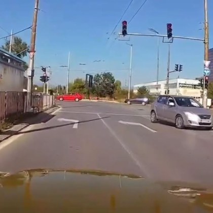 Абсрудна ситуация сподели водач Шофьор поел в насрещното на трилентов булевард