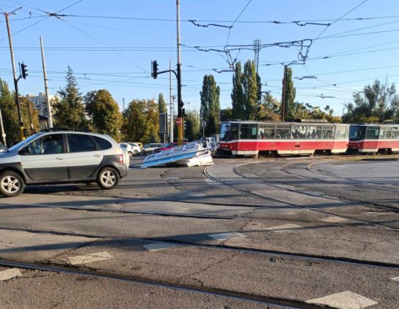 Разпиляна дограма затруднява движението в София СНИМКА