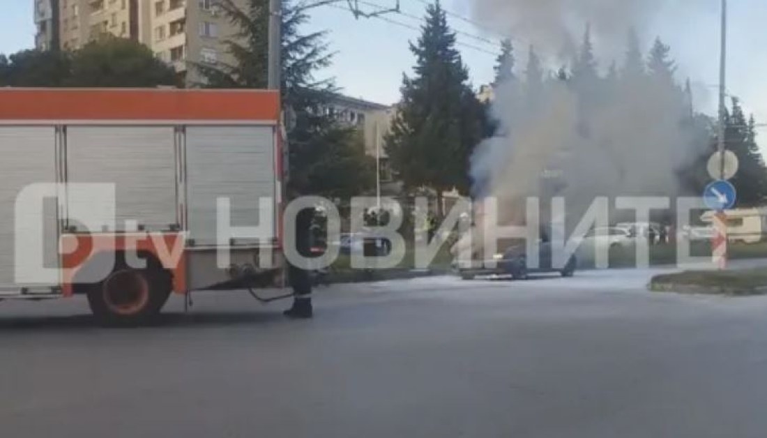 Автомобил лумна в пламъци на светофар